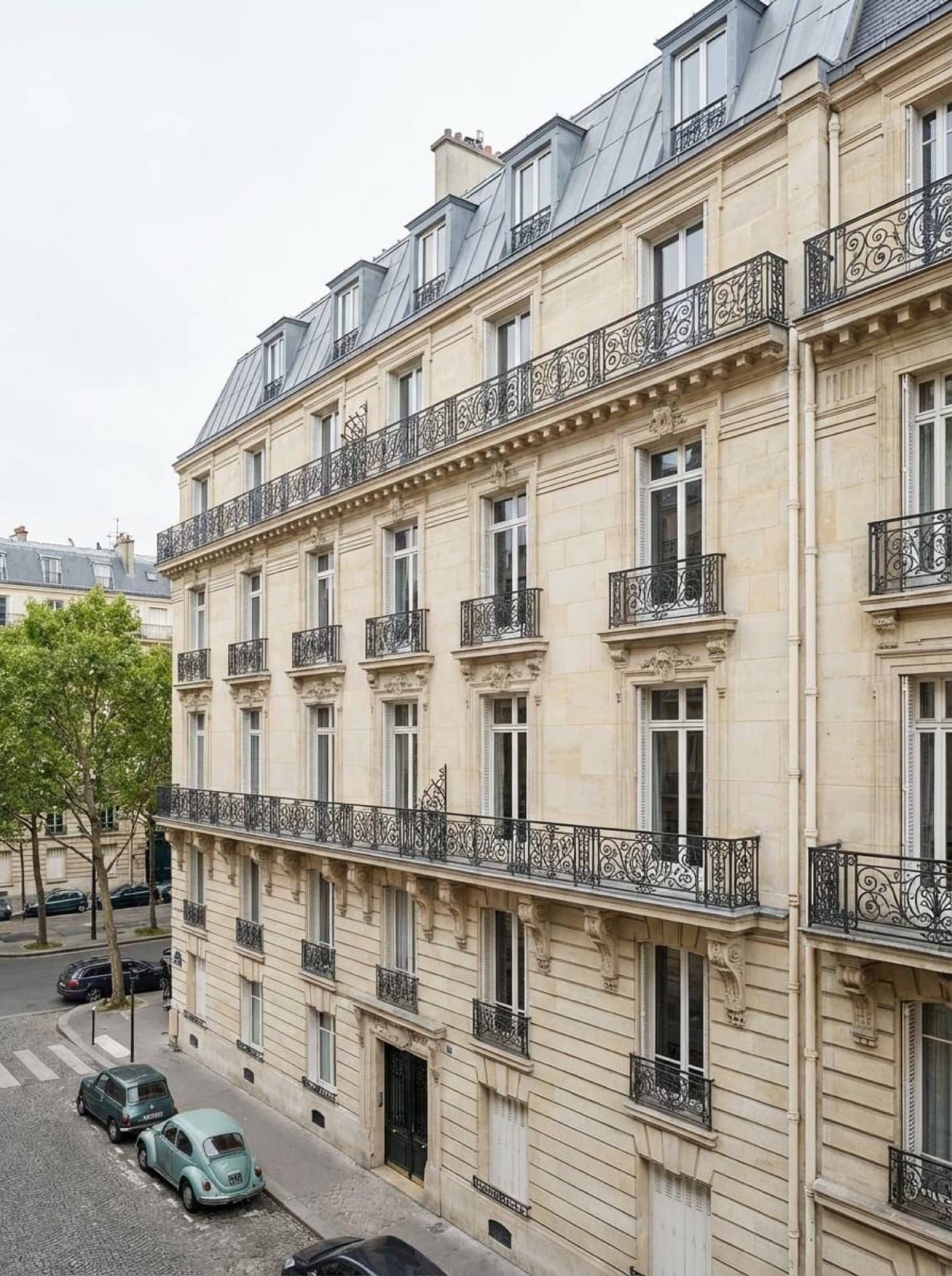 Immeuble haussmannien d’angle, balcons filants au deuxième et au cinquième étage