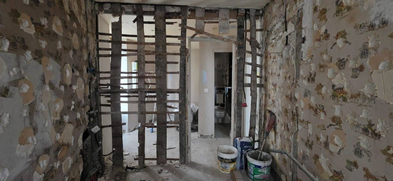 Mur à pans de bois mis à nu dans un immeuble du XIXe siècle à Passy, avant l'ouverture
