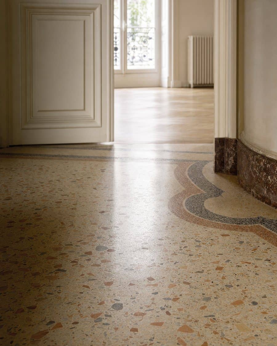 Sol en terrazzo à éclats de marbre crème, terre cuite et gris dans une entrée ancienne