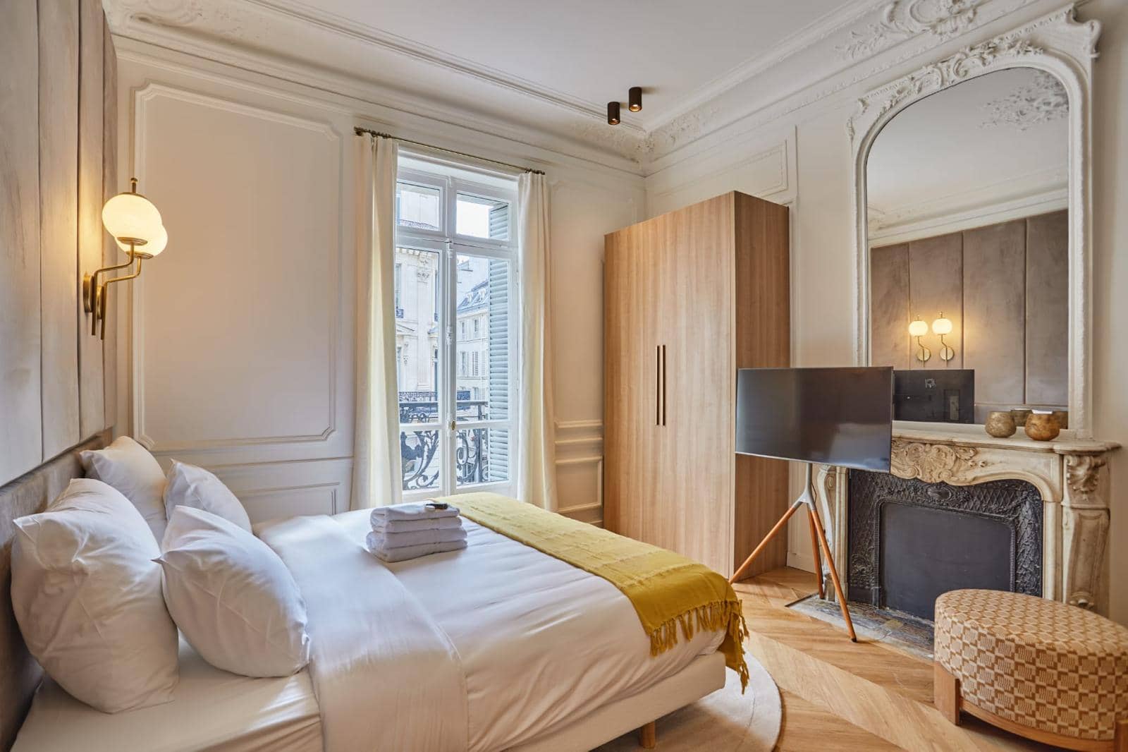 Chambre haussmannienne avec cheminée en marbre, trumeau, armoire intégrée et moulures