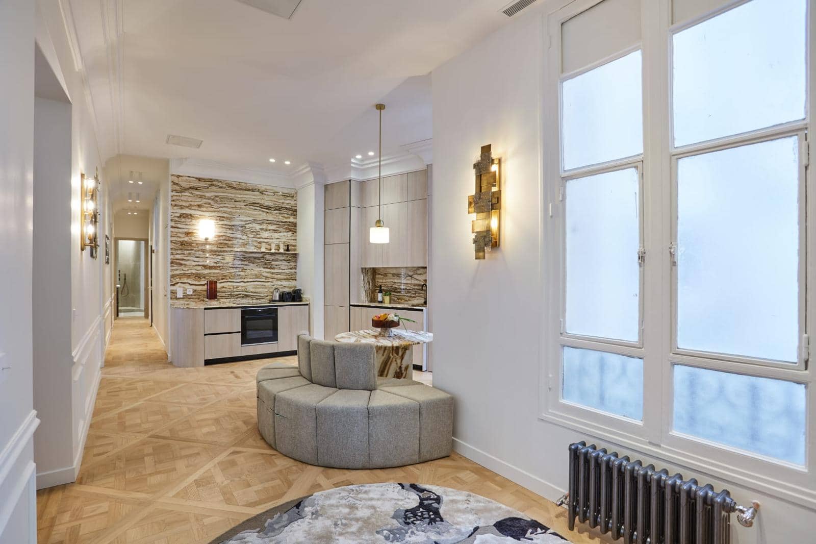 Appartement ancien rénové : parquet en panneaux de Versailles, hautes fenêtres bois, cuisine ouverte au fond