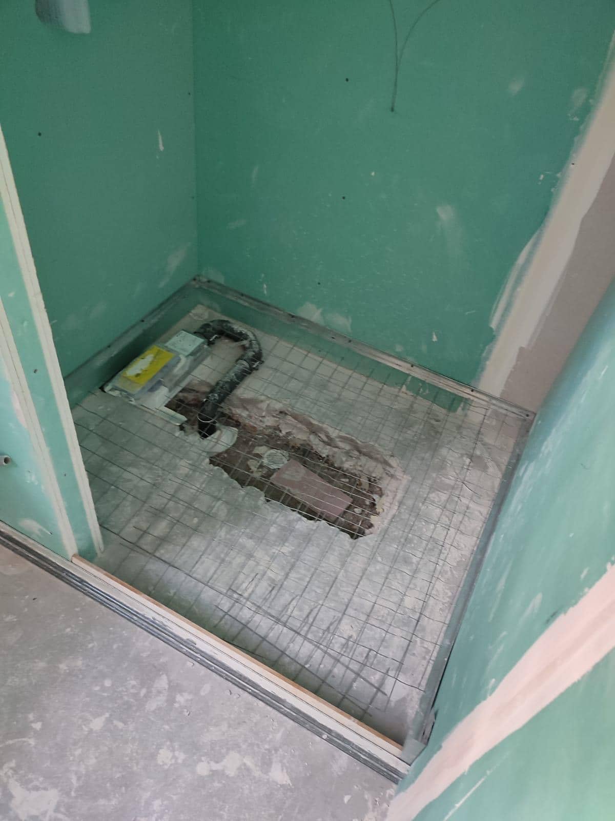Sol de douche en cours d'étanchéité : système d'étanchéité armé d'une trame, avant la pose du carrelage
