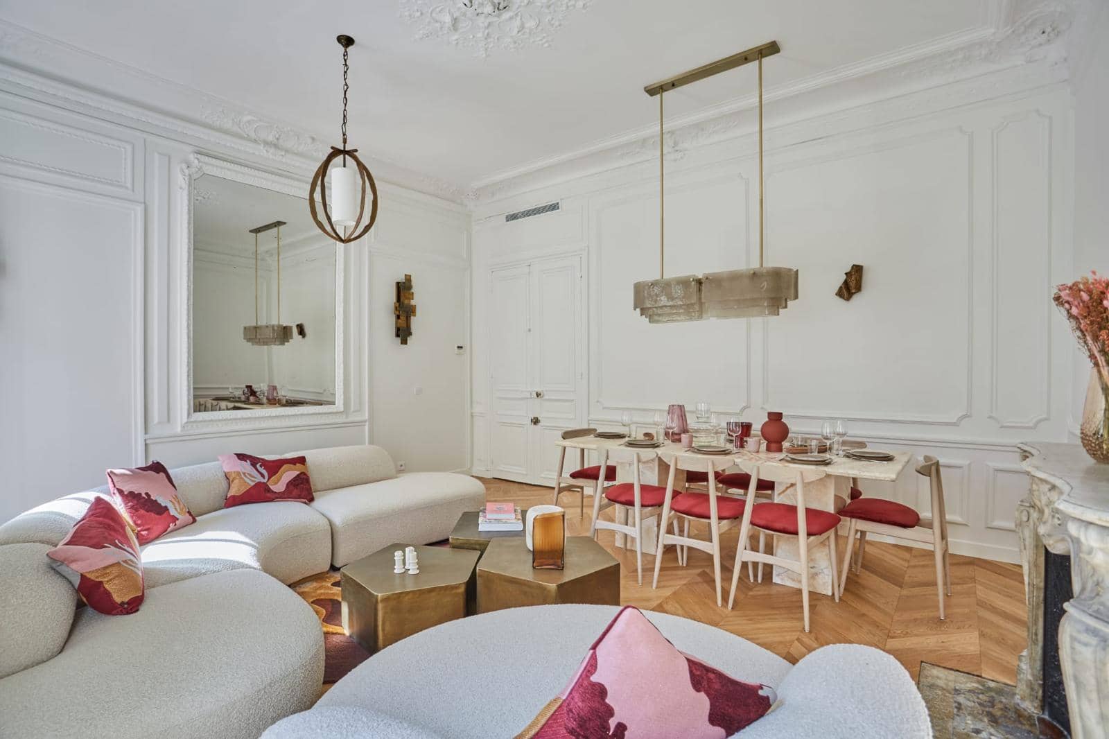 Salon et salle à manger d'un appartement parisien ancien : moulures, lustre, parquet à chevrons